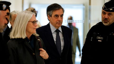 l-ancien-premier-ministre-francois-fillon-et-son-epouse-penelope-fillon-arrivent-au-tribunal-de-paris-le-10-mars-2020_6266706