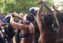 Afrique du Sud : des femmes dans la rue, presque nues, pour protester contre la xénophobie