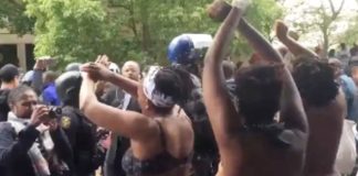 Afrique du Sud : des femmes dans la rue, presque nues, pour protester contre la xénophobie